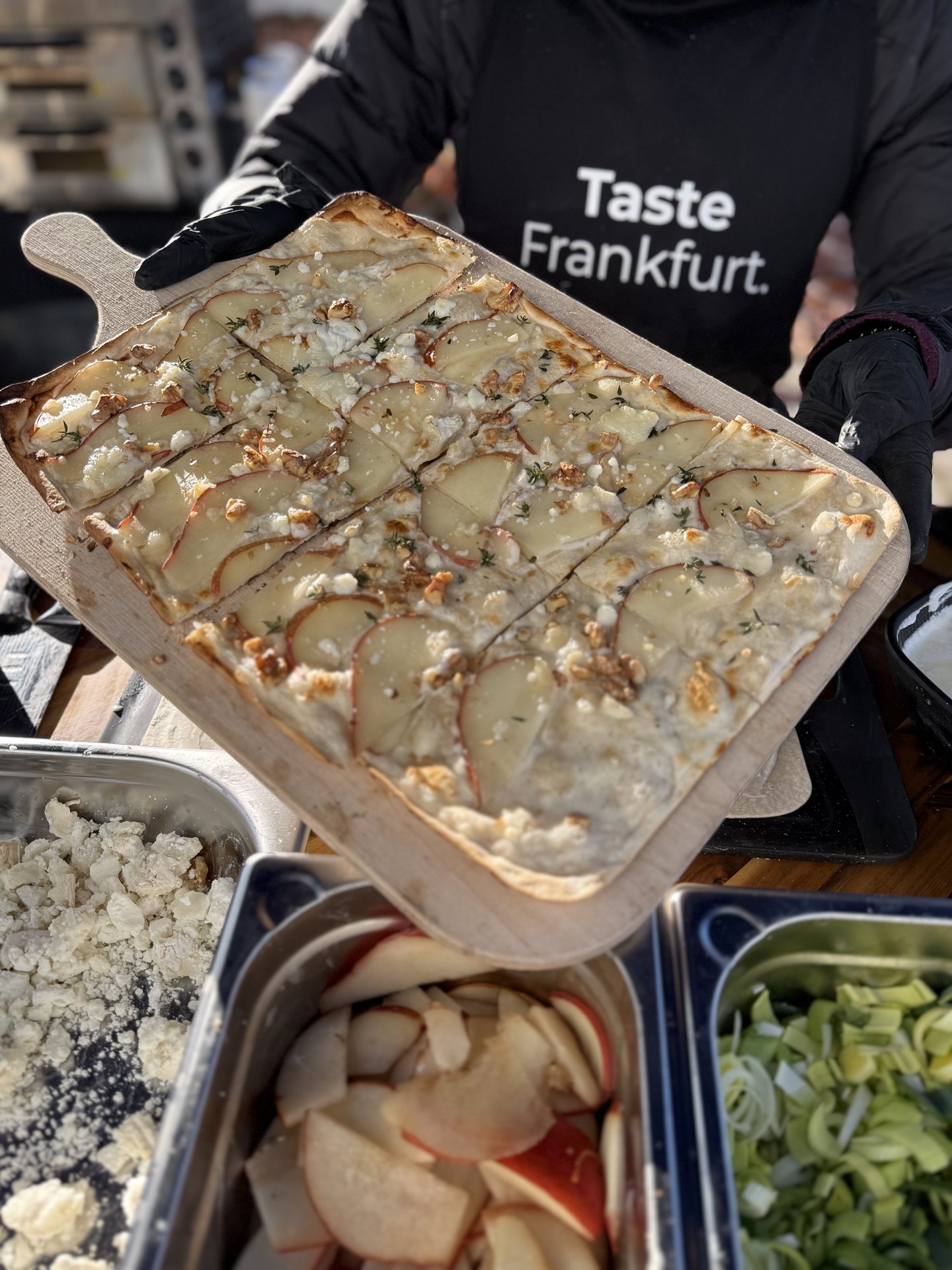 Frischer Flammkuchen vom Holzbrett Catering Bad Homburg