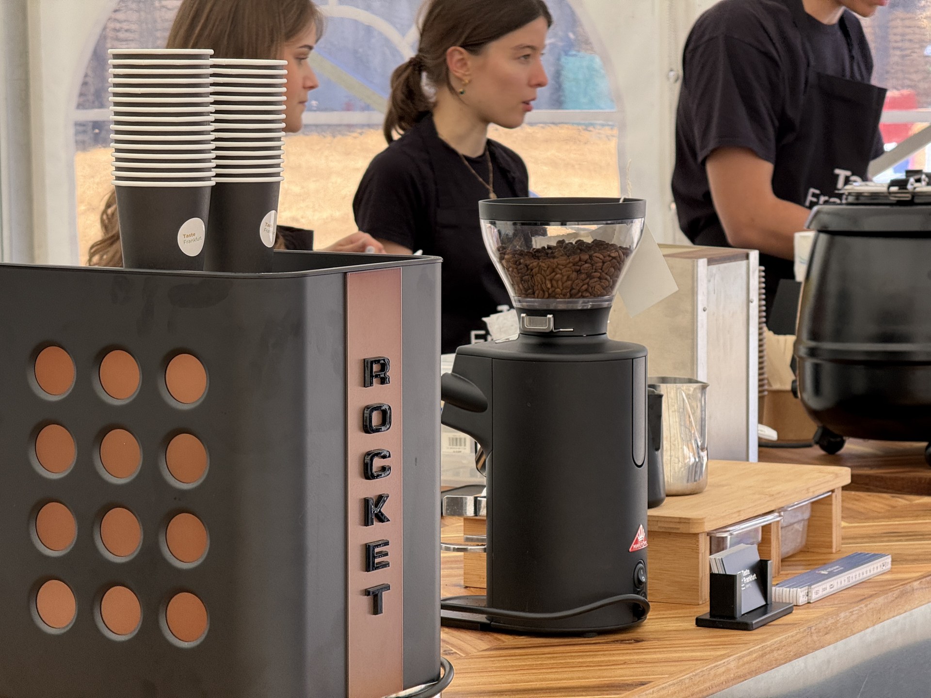 Barista-Catering mit Profi-Siebträger und Mühle