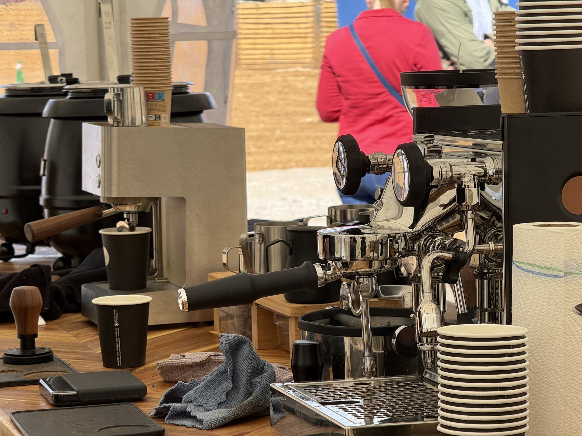 Specialty Coffee Bohnen in der Mühle und Profi-Siebträger