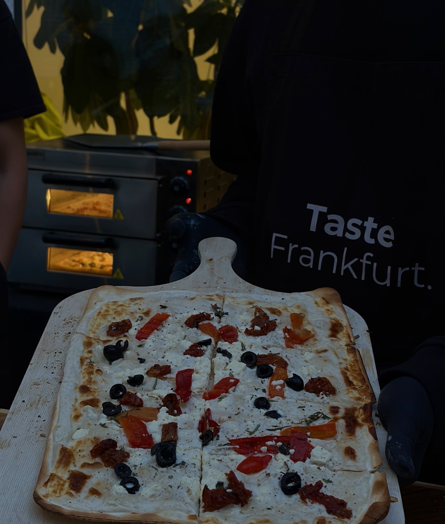 Frischer Flammkuchen mit Oliven und Tomaten Live-Cooking Catering Darmstadt