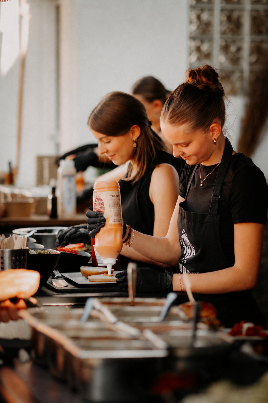 Service-Personal beim Aufbau Taste Frankfurt