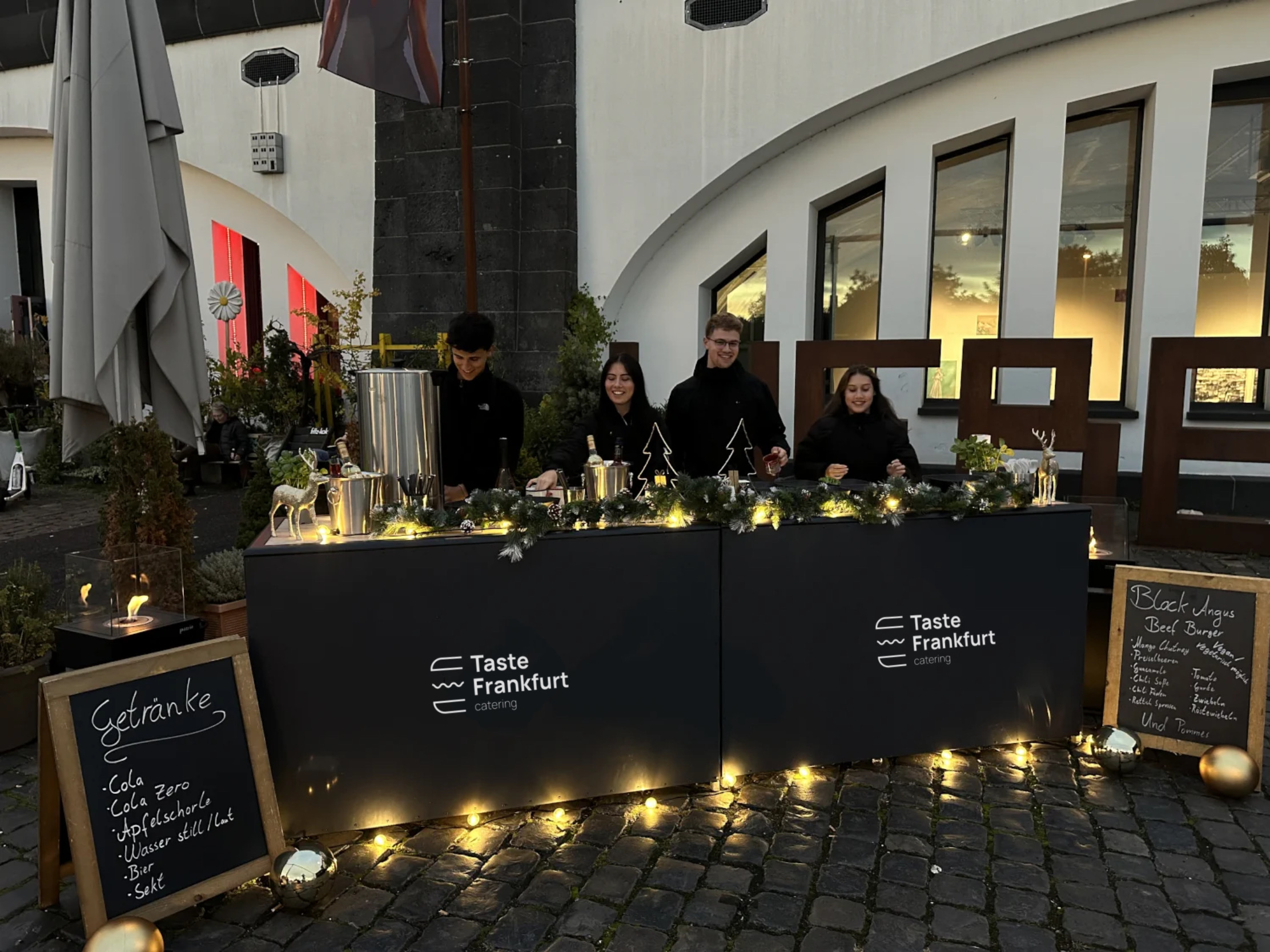 Festlich gedeckte Tafel für Hochzeit Catering
