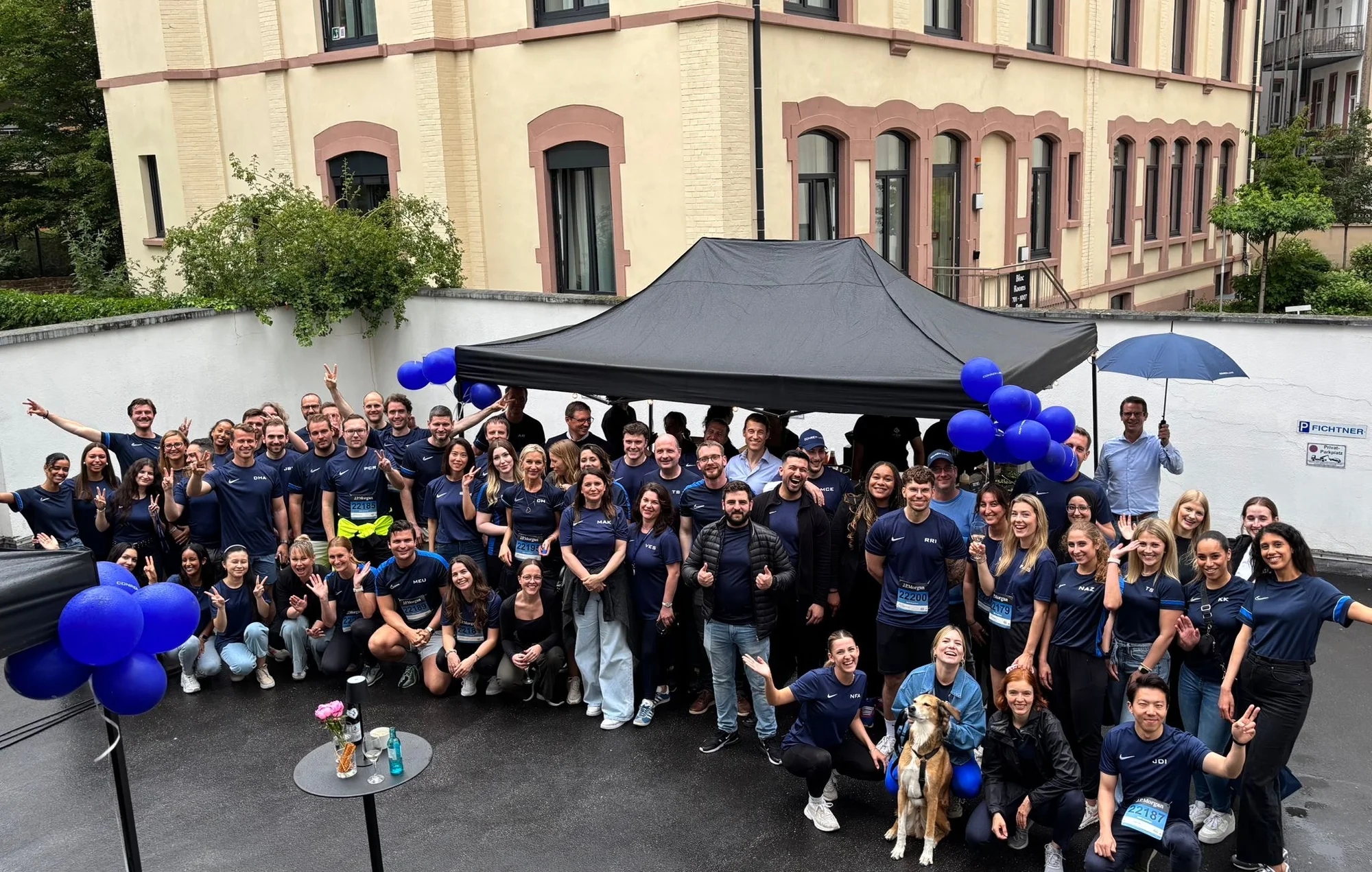 Firmen-Team beim After-Run-Catering nach dem J.P. Morgan Corporate Challenge Frankfurt